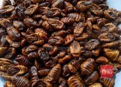 蛋炒蚕蛹的做法图解1