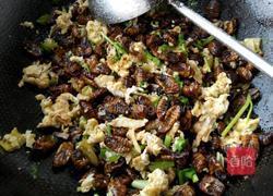 蛋炒蚕蛹的做法图解4