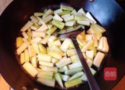 丝瓜炒鸡蛋(排骨汤版)的做法图解3