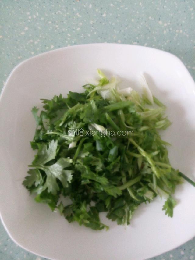将香菜，青葱洗好切成粒待用～