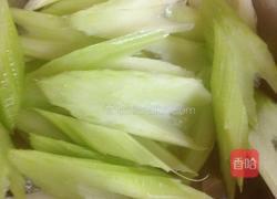 荸荠西芹炒瘦肉的做法图解1