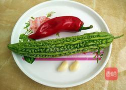 清炒苦瓜的做法图解1