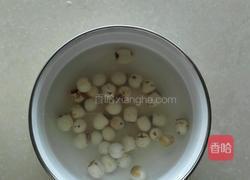 银耳莲子枸杞羹的做法图解2