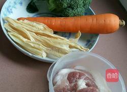 西兰花胡萝卜腐竹炒肉的做法图解1