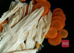 西兰花胡萝卜腐竹炒肉的做法图解8