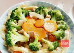 西兰花胡萝卜腐竹炒肉的做法图解12