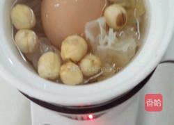 银耳莲子鸡蛋糖水的做法图解2