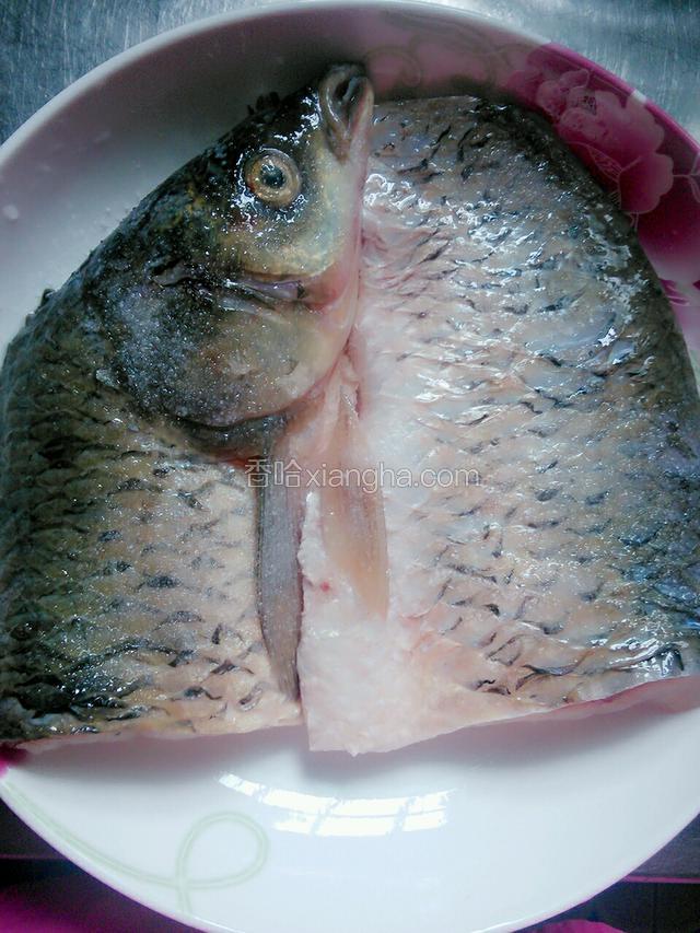 鱼头洗净用盐腌制5分钟
