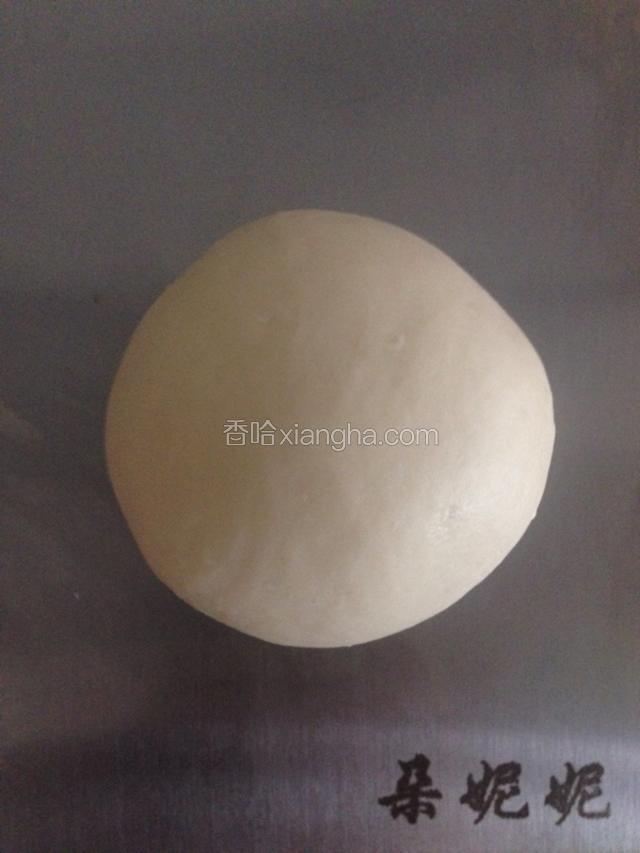 油皮材料混合，揉光滑，冷藏松弛半小时。