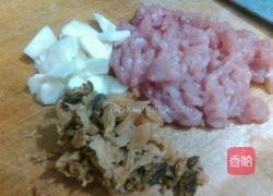 梅菜马蹄蒸肉饼的做法图解2