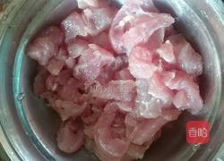 韭菜花炒肉的做法图解1