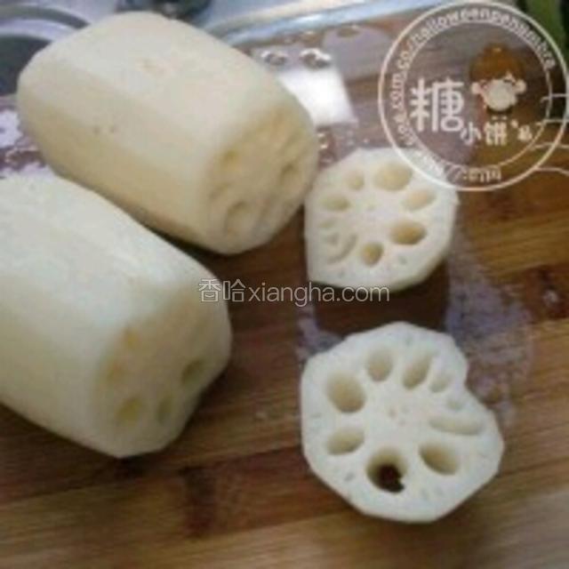 藕洗净削皮，切去一端的顶部 （切下来的厚度大概在1厘米。可以像个盖子一样）