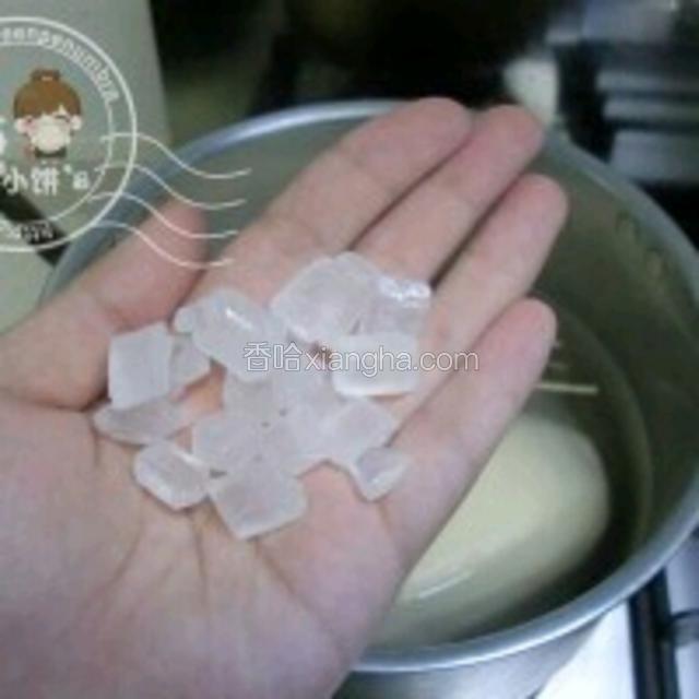 加入冰糖（用量如图）。为了上色好看
