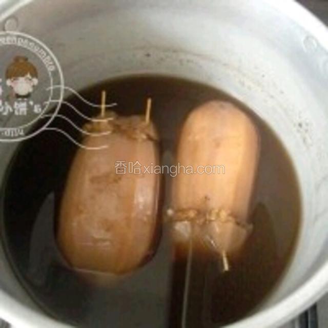 第二天再看。上色明显比刚煮好的时候深了很多。
