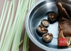 芹菜香菇炒萝卜干的做法图解1