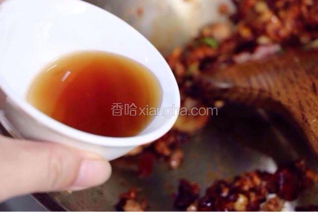 锅中调入一大勺料酒。