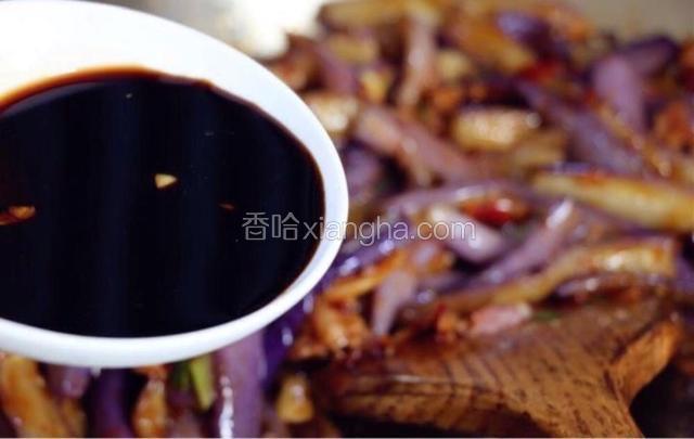 锅中调入事先调匀的生抽、糖，翻炒均匀，加入剩下的蒜末、葱白。