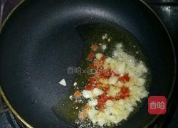 薄壳米炒韭菜梗的做法图解2