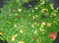 薄壳米炒韭菜梗的做法图解3