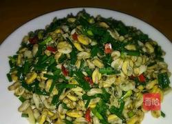 薄壳米炒韭菜梗的做法图解6