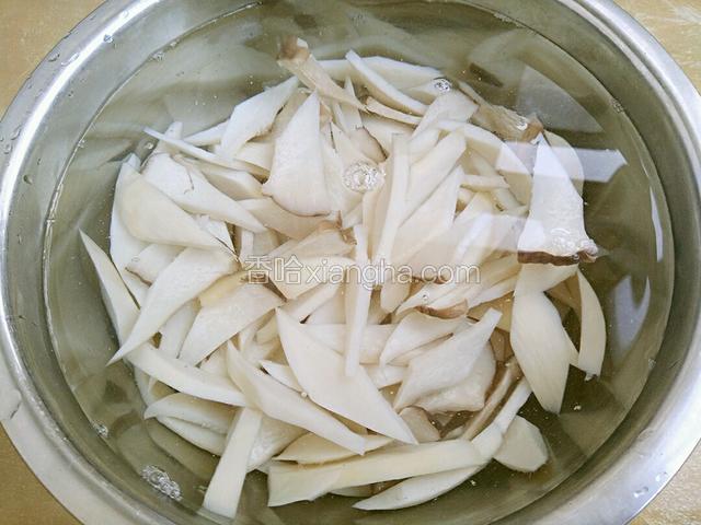 将焯好水的杏鲍菇过凉水