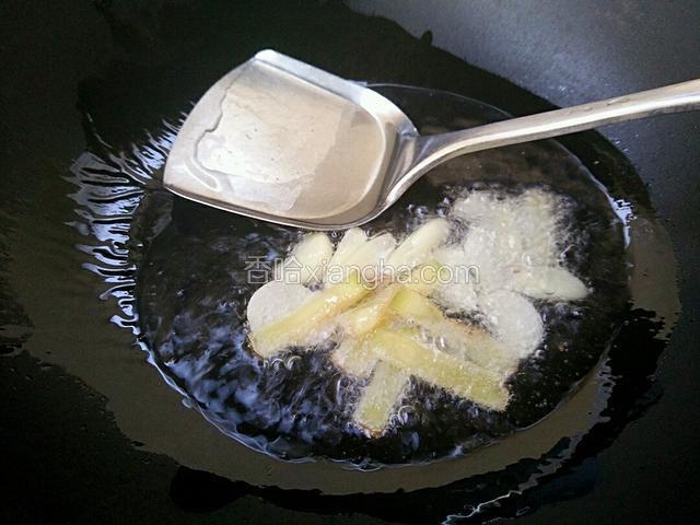 锅里放入适量的油烧热后放入生姜大蒜煸出香味后！在把火关掉
