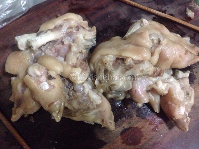 锅冷却后捞出猪蹄，很烂的样子，基本脱骨了。