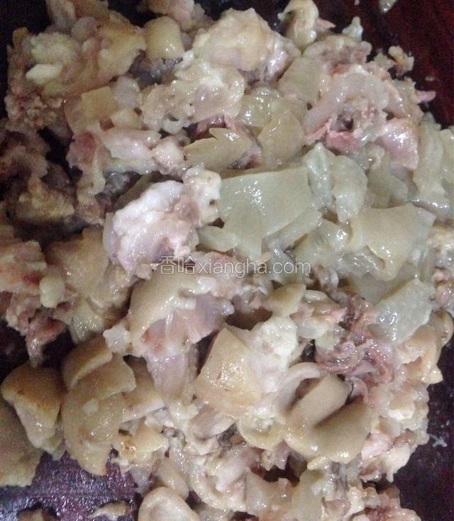 剔出的肉和皮切碎一下，放入汤中。
