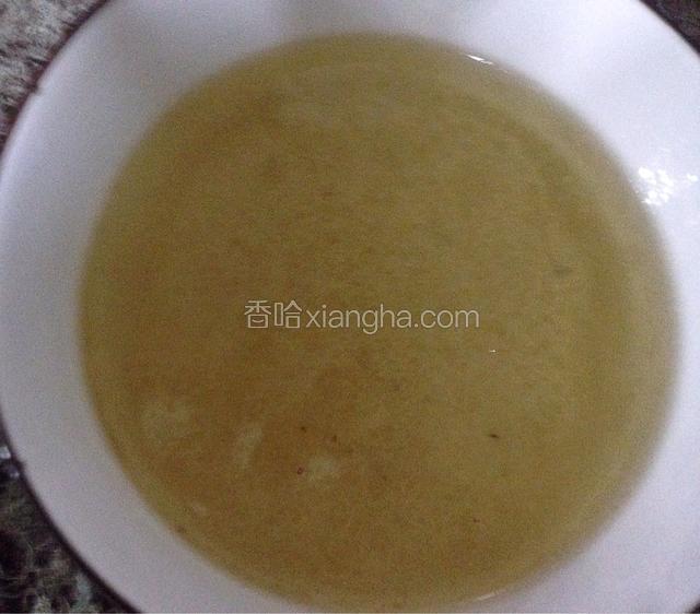 把汤里的油脂撇出来，把其他调料也捞出来。