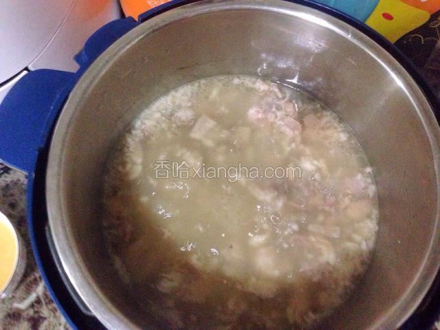 放入蒜粒，继续开锅熬10分钟左右，加盐和鸡精，调整口味，不要太咸哦！