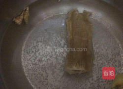 花胶石斛瘦肉汤的做法图解1