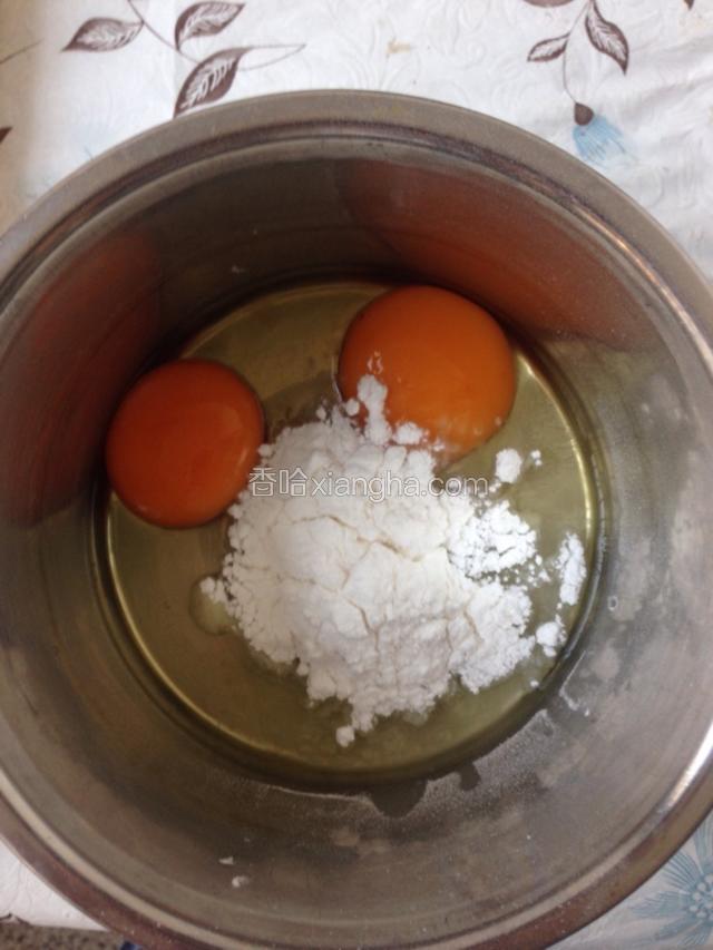 首先做准备工作：模具刷油，蒸锅加水烧开，蔓越莓泡软（没有用红枣，剪小粒）鸡蛋打入无水无油大碗，倒入糖粉