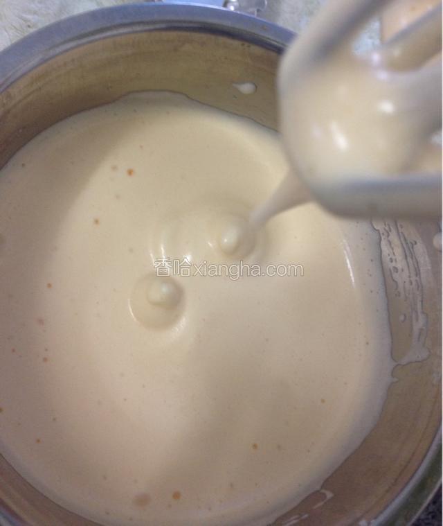 准备一盆60度左右的热水，将打蛋盆放入，用电动打蛋器搅打至浓稠。打蛋头的蛋液滴落不会马上消失的状态就可以了。