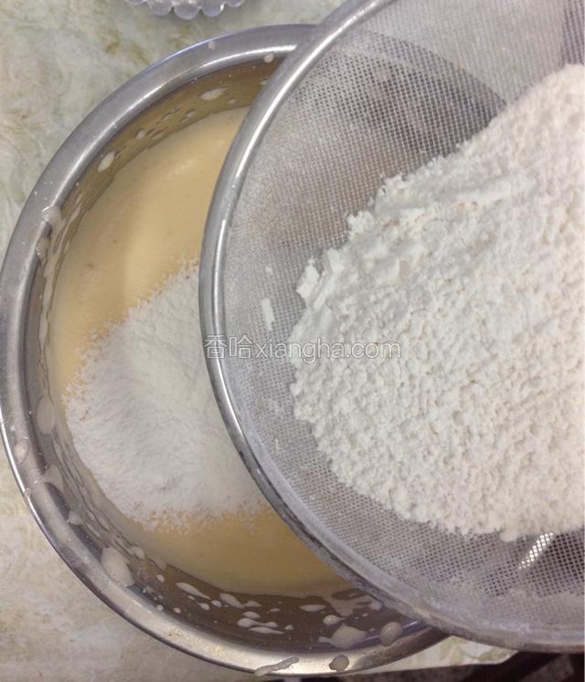 倒入食用油，滴几滴香草精，筛入低粉。