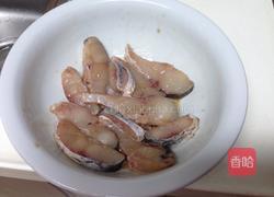 香煎草鱼片的做法图解2