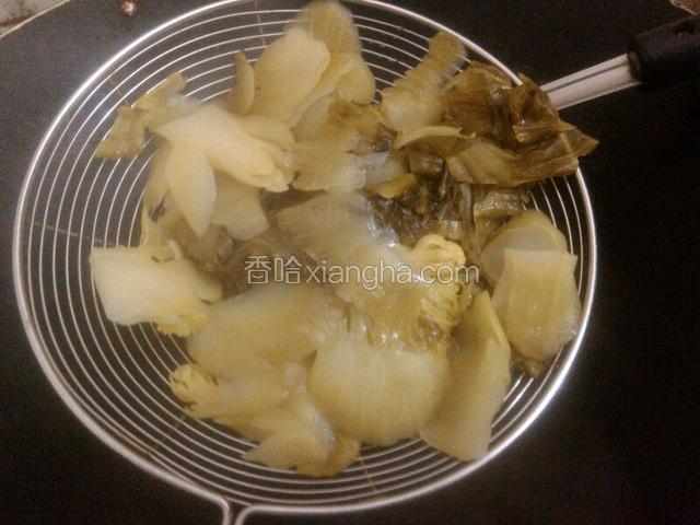 飞水再洗两次捏干水待用