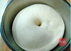 芝麻豆沙面包的做法图解2