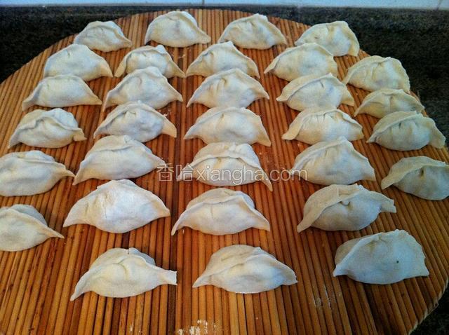  依次包好的饺子