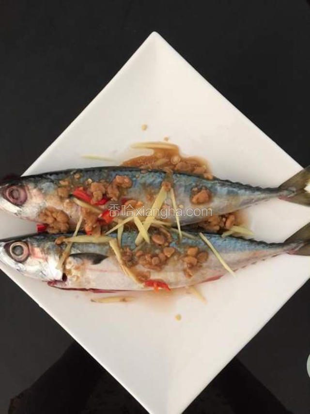淋上少许花生油、普宁豆酱，姜丝、辣椒～
