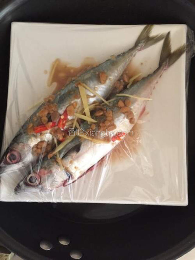 包上保鲜膜，用牙签在保鲜膜上刺穿几个小洞，上蒸锅