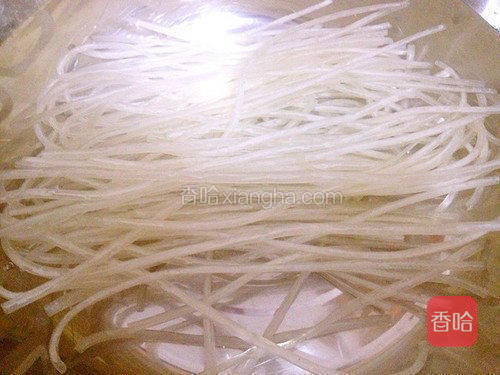 提前四五小时用温水把粉条泡好，洗净备用