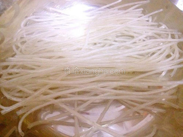 提前四五小时用温水把粉条泡好，洗净备用