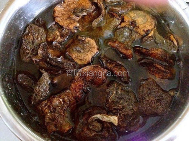 蘑菇去蒂提前用淡盐水泡发，用筷子顺时针搅动，这样可以很好的去除杂质，清洗的水变浅后逐个清理下蘑菇，洗净备用