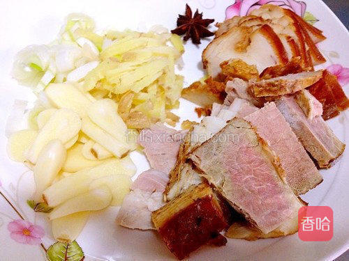 葱姜蒜切好，熏肉切片