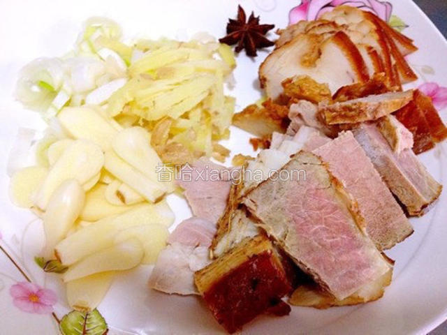 葱姜蒜切好，熏肉切片