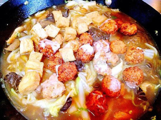 待粉条成熟时调入适量盐，加入肉丸和豆腐，盖在表面不要翻动，盖锅盖继续炖煮5，6分钟