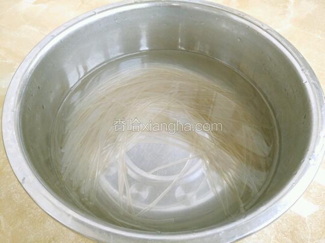 将红薯粉丝提前用热水泡半个小时