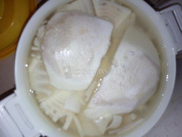 剥皮，切片，500克飞水备用，其余腌制酸笋了