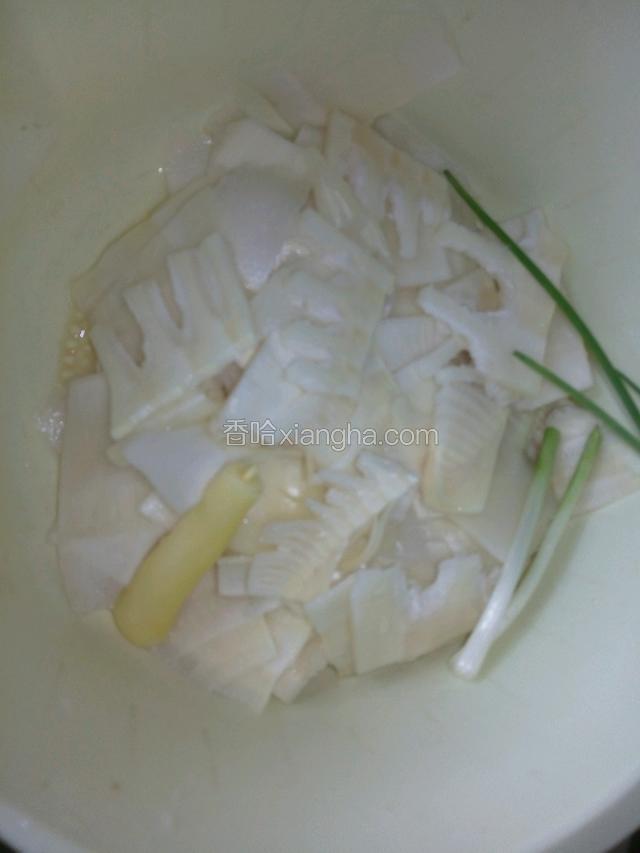 飞水后洗净，小葱等备用