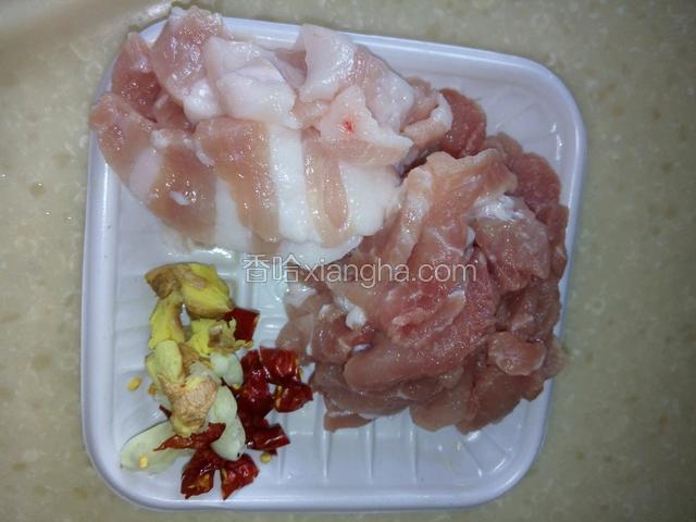 猪肉切片，姜，蒜拍松，辣椒切段备用